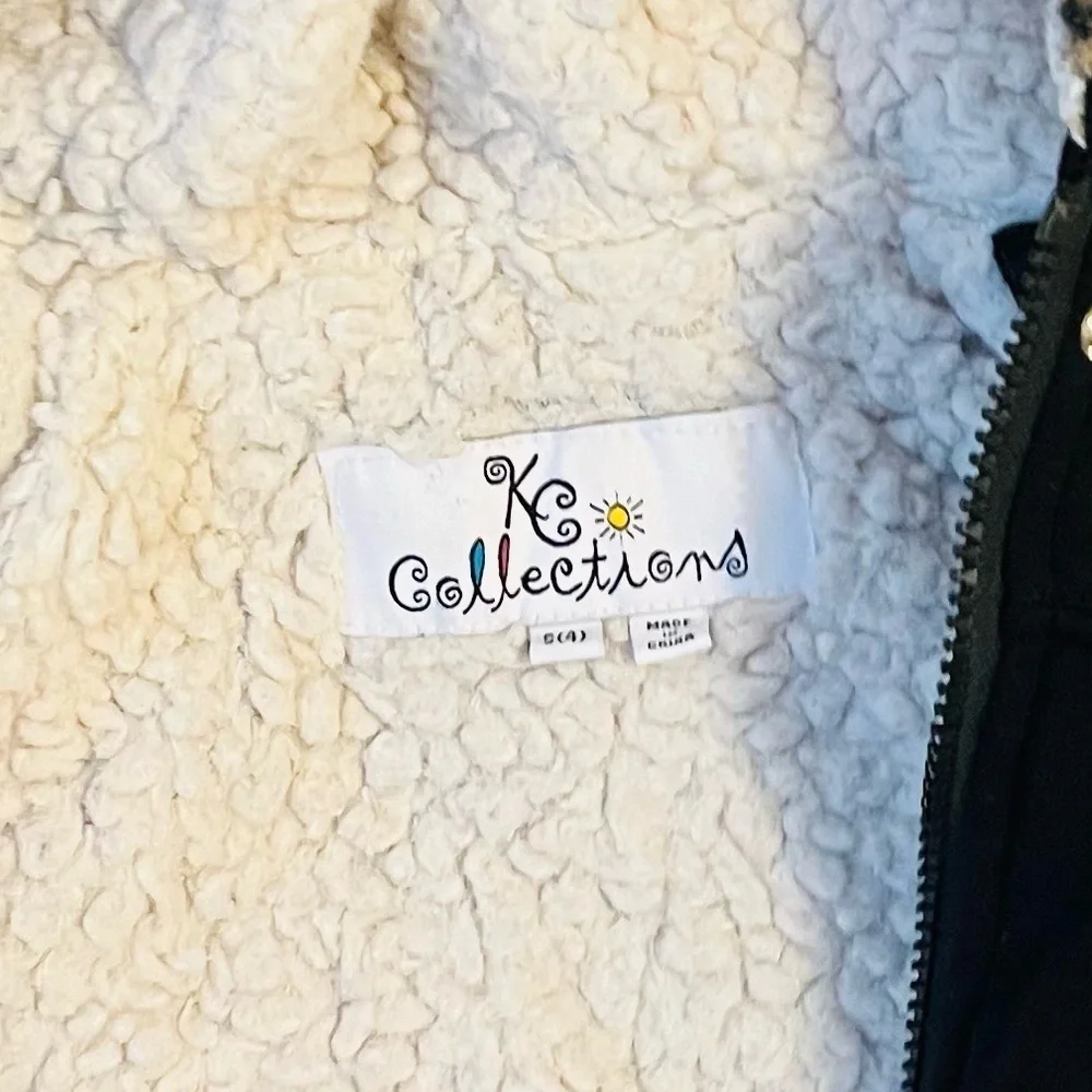 Adorable girl size 4 black coat with leopard faux fur trim on good condition
